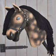 Hobby Horse Stormy fekete kötőfékkel a LarDen kollekciójából: sötétbarna, almázott plüssfej hosszú fekete fonalsörénnyel