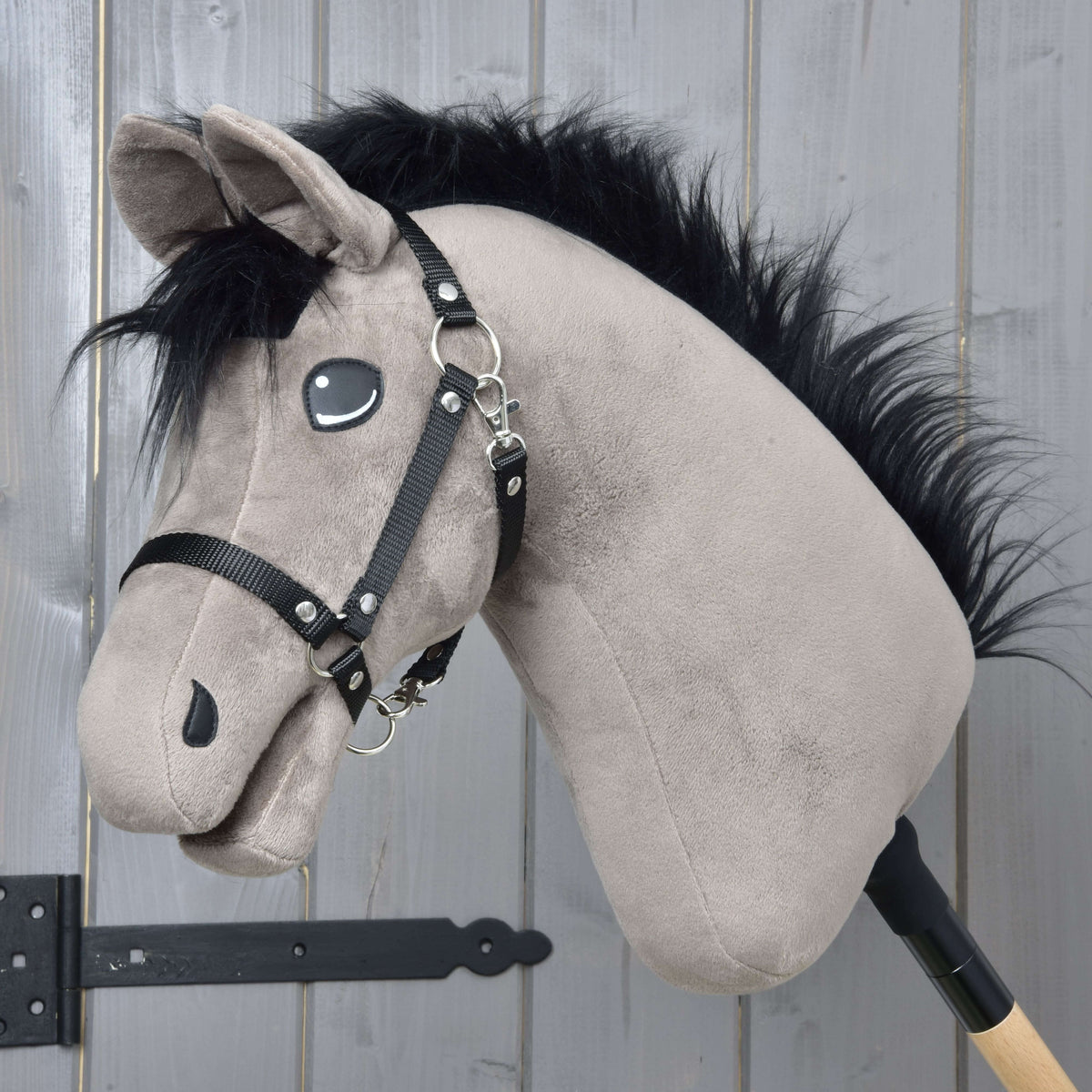 Hobby Horse Thor fekete kötőfékkel a LarDen kollekciójából: szürkésbarna plüssfej bolyhos fekete sörénnyel és üstökkel