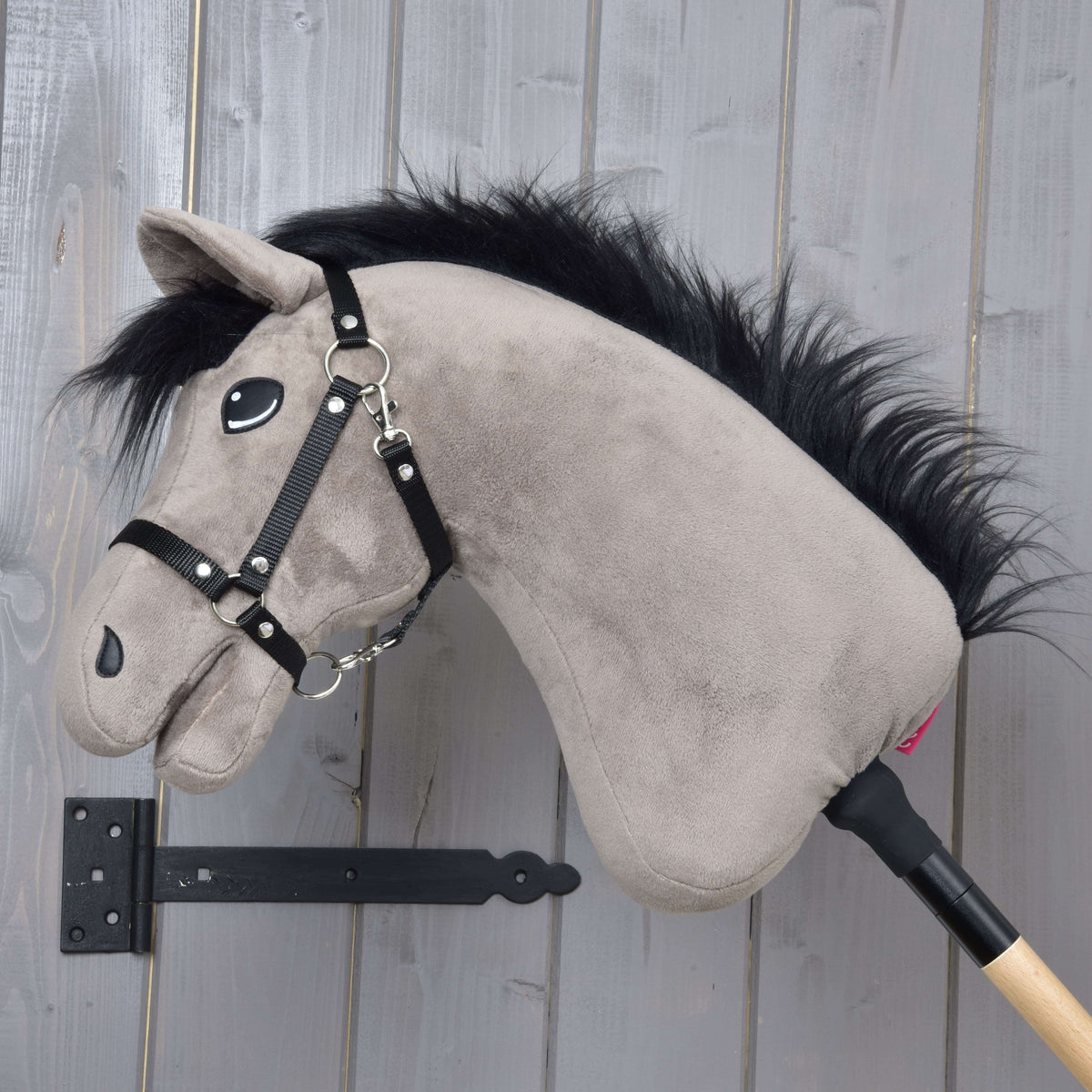 Hobby Horse Thor bal profilból, a szürkésbarna nyak mentén bolyhos fekete sörénnyel és fekete kötőfékkel