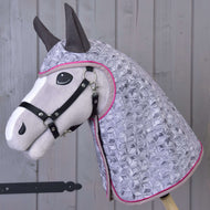 Szürke plüss Hobby Horse ló a Valentine esőtakaróban, ezüstszürke geometrikus mintával, élénk rózsaszín paszpóllal és sötétszürke fülekkel