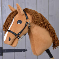 LarDen Hobby Horse Wendy, fekete kötőfékkel: gesztenyebarna plüss lófej keskeny fehér hókával és barna fonalsörénnyel