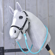Világosszürke Hobby Horse ló fekete kötőfékben, a türkiz Atlantis kantárszár a nyaka köré vetve