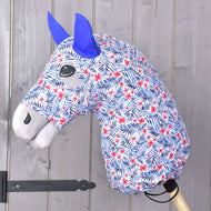LarDen Hobby Horse Avatar védőruha (Lycra) egy szürke fejen: fehér, kék pálmalevelekkel, piros virágokkal és kék fülekkel