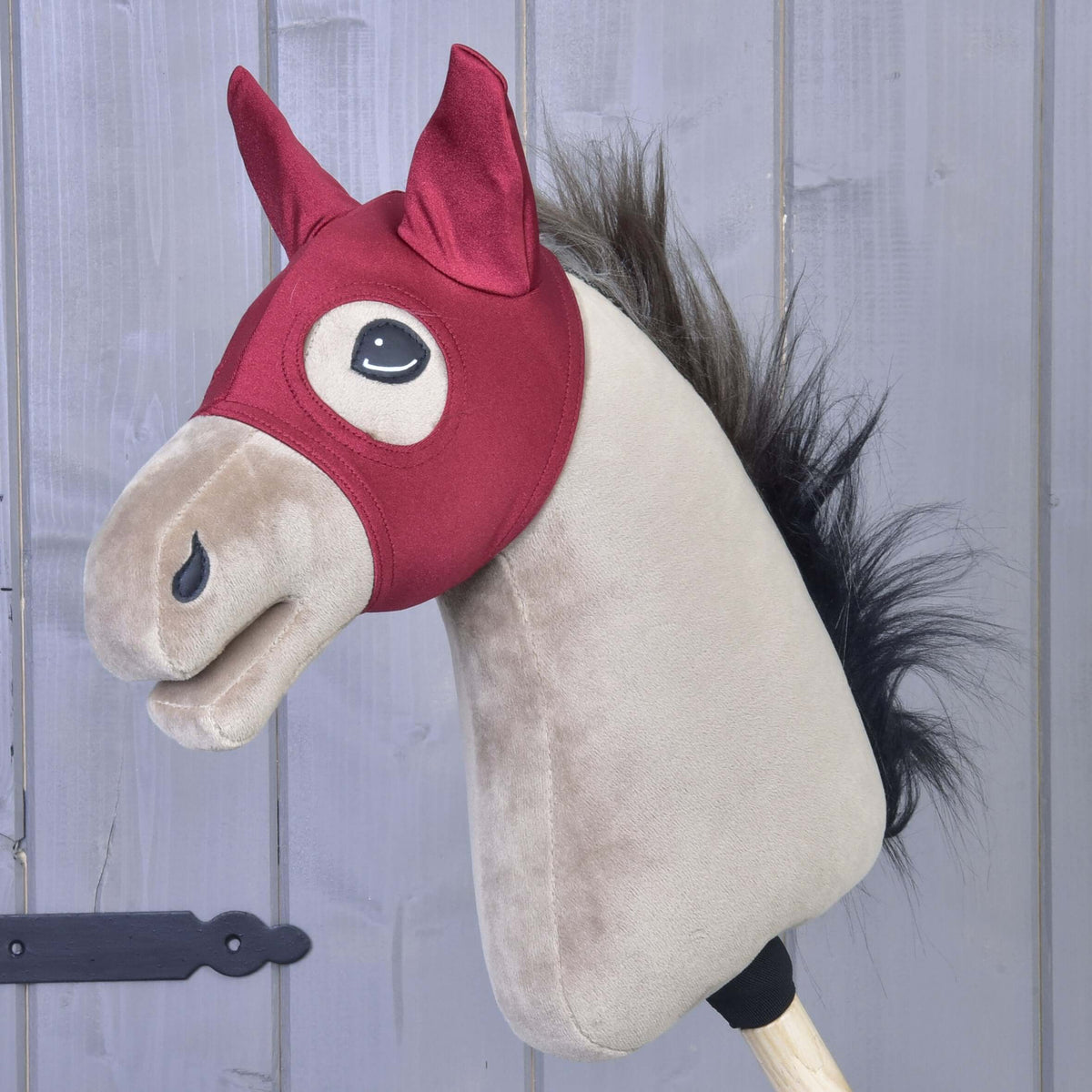 LarDen maszk Barn Red bézs Hobby Horse lovon: sötétpiros rugalmas anyag hegyes fülrészekkel és szemnyílásokkal