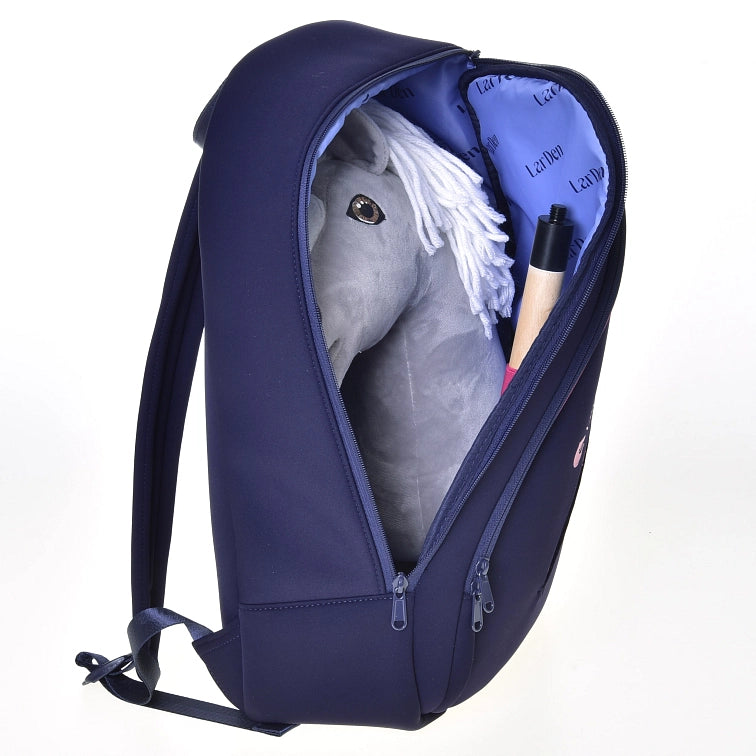 Kicipzározott sötétkék hátizsák, benne egy fehér sörényű, szürke Hobby Horse ló és egy fabot. A hátizsák belső bélése világoskék, ismétlődő Laviu felirattal. Tökéletes társ a Hobby Horsing kalandokhoz.