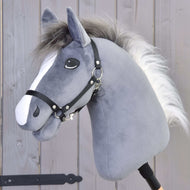 LarDen Hobby Horse Beauty, fekete kötőfékkel: sötétszürke plüss lófej fehér hókával és szürkéből fehérbe átmenő szőrmesörénnyel