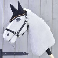Fehér szőrmesörényű szürke Hobby Horse ló fekete kötőfékkel és az arany szegélyű fekete horgolt fülvédővel