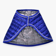 LarDen Hobby Horse takaró DeLuxe Blue, kétoldalas: fényes királykék négyzetes steppelés, a másik oldala ezüstszürke