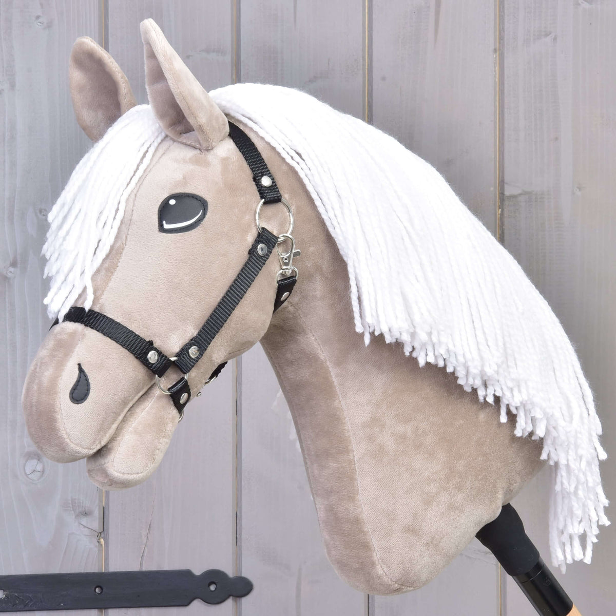 LarDen Hobby Horse Blondie fekete kötőfékkel: bézs plüssfej hosszú fehér fonalsörénnyel, oldalnézetből