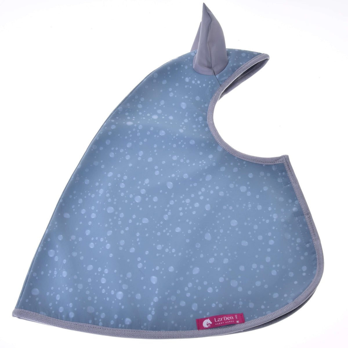 Hobby Horse esőtakaró Blue Drops fehér alapon kiterítve: kékesszürke, halvány cseppekkel, szürke füllel, szürke szegéllyel és rózsaszín LarDen címkével