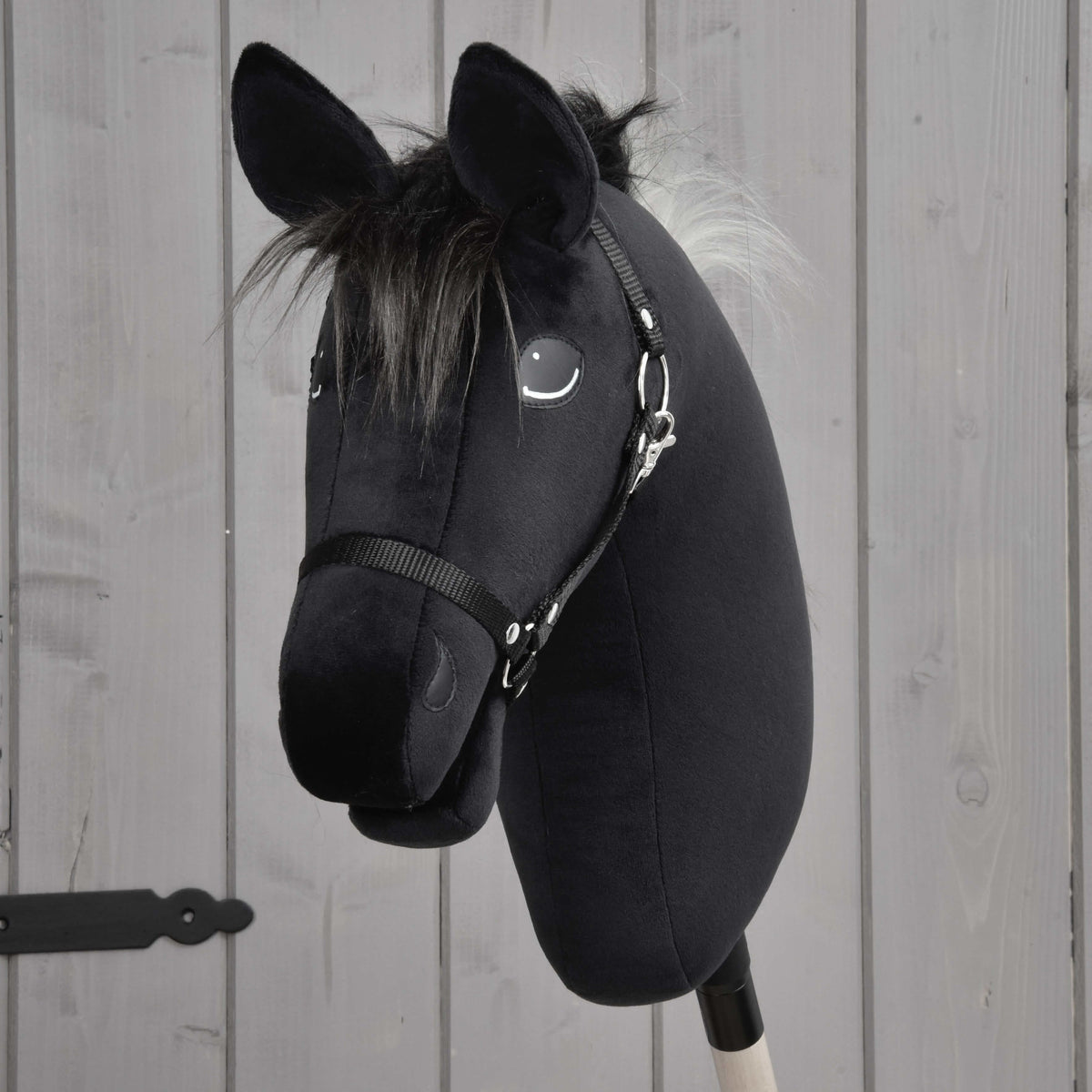 Hobby Horse Bond fekete kötőfékkel elölről, sötét, bolyhos üstök a fekete plüssfülek között