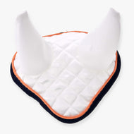 Hobby Horse fülvédő Speedy a LarDen kollekciójából fehér steppelt szaténból, fehér fülrészekkel, narancssárga paszpóllal és sötétkék szegéllyel