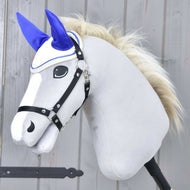 Szőke sörényű, szürke Hobby Horse ló fekete kötőfékben, az élénk királykék fülű Cream Pearl fülvédővel