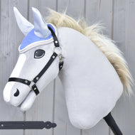 Szőke sörényű, szürke Hobby Horse ló fekete kötőfékben, a világosszürke fülű Light Violett fülvédővel