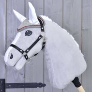Fekete kötőfékes világosszürke Hobby Horse ló az ezüstszürke, fehér fülű fülvédőben