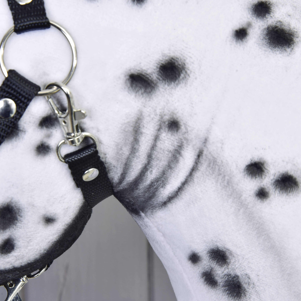 A Hobby Horse Chantal ló foltos torka közelről, a fekete kötőfék ezüst karikájával és karabinerével