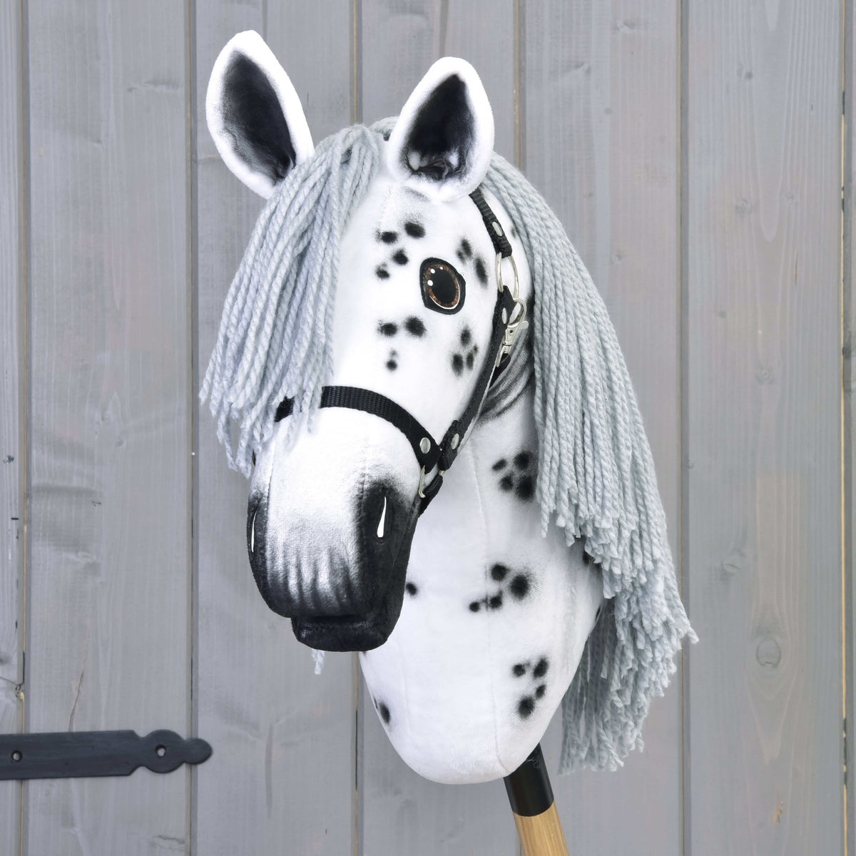 Hobby Horse Chantal ló elölnézetből, szürke fonalüstökkel, fehér, belül sötét fülekkel és árnyalt sötét orral