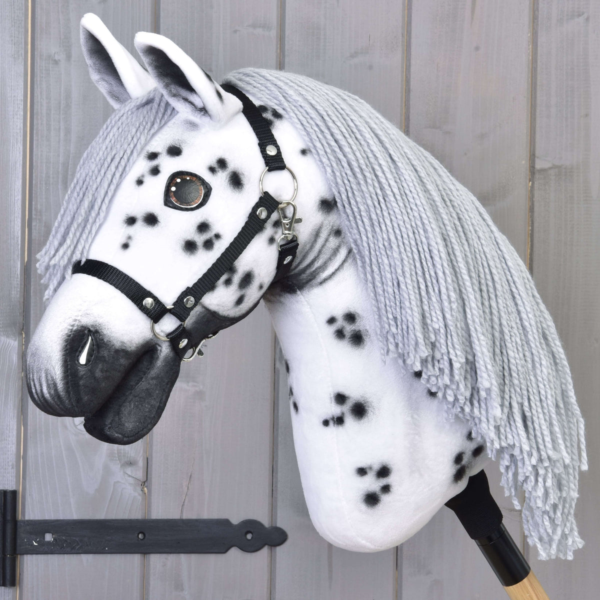 LarDen Hobby Horse Chantal, fekete kötőfékkel: fehér plüss lófej fekete foltokkal és hosszú szürke fonalsörénnyel
