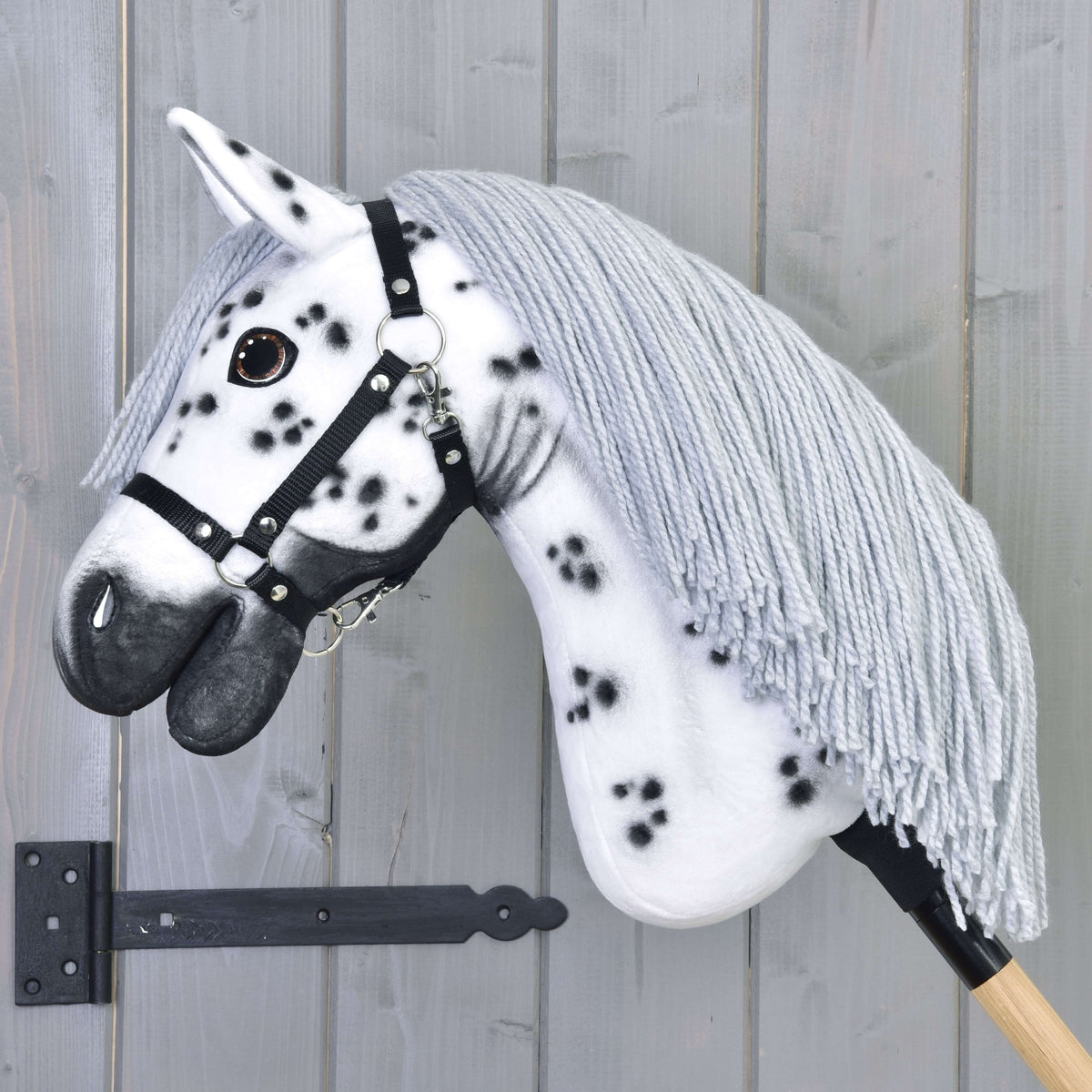 Hobby Horse Chantal ló a foltos nyakára omló hosszú szürke fonalsörénnyel és ezüst karikás fekete kötőfékkel