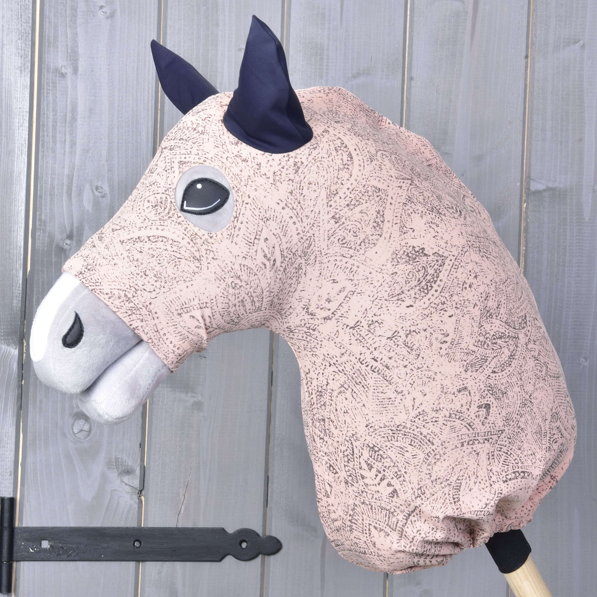 LarDen Hobby Horse Cosmos védőruha (Lycra) egy szürke fejen: halvány rózsaszín, szürke kasmírmintával és sötétkék fülekkel