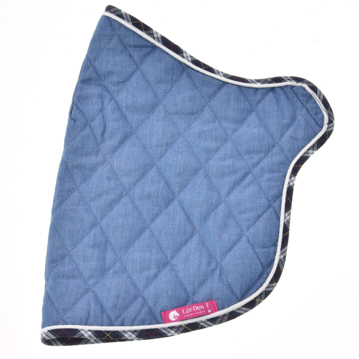 Félbehajtott Hobby Horse Beautiful Jeans takaró: rombuszosan steppelt farmerkék anyag, skótkockás szegély és rózsaszín LarDen címke