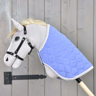 Szürke Hobby Horse ló fekete kötőfékben, a nyakán a steppelt, szürke szegélyű Light Violett takaróval