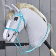 Hobby Horse kantár szárral, hevederből, türkiz, a LarDen kollekciójából, egy szőke sörényű világosszürke plüssfejen