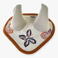 Hobby Horse fülvédő Butterfly (softshell) a LarDen kollekciójából krémszínben, festett pillangókkal, krémszínű fülrészekkel és rozsdabarna szegéllyel