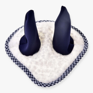 LarDen Hobby Horse fülvédő Cube Blue fehér göndör sherpából, sötétkék fülekkel és sötétkék vichykockás szegéllyel