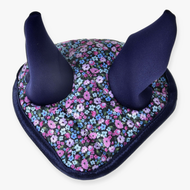 LarDen Hobby Horse Flower fülvédő sötétkék fülekkel és apró rózsaszín, lila és kék virágos steppelt felsőrésszel