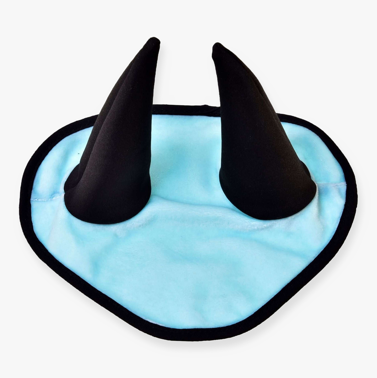 Hobby Horse fülvédő Ice Blue a LarDen kollekciójából világoskék plüssből, fekete szegéllyel és két fekete fülrésszel, felülről