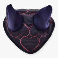 LarDen Hobby Horse Pink Heart fülvédő: sötétkék steppelés rózsaszín szív alakú tűzéssel, sötétkék fülekkel és sötétkék zsinórszegéllyel