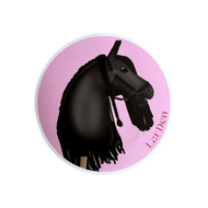 Kerek matrica fonott sörényű, kantáros fekete Hobby Horse lóval rózsaszín alapon, rózsaszín LarDen aláírással