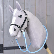 Világosszürke Hobby Horse ló fekete kötőfékben, a világoskék Heaven kantárszár az álla alatt bekapcsolva
