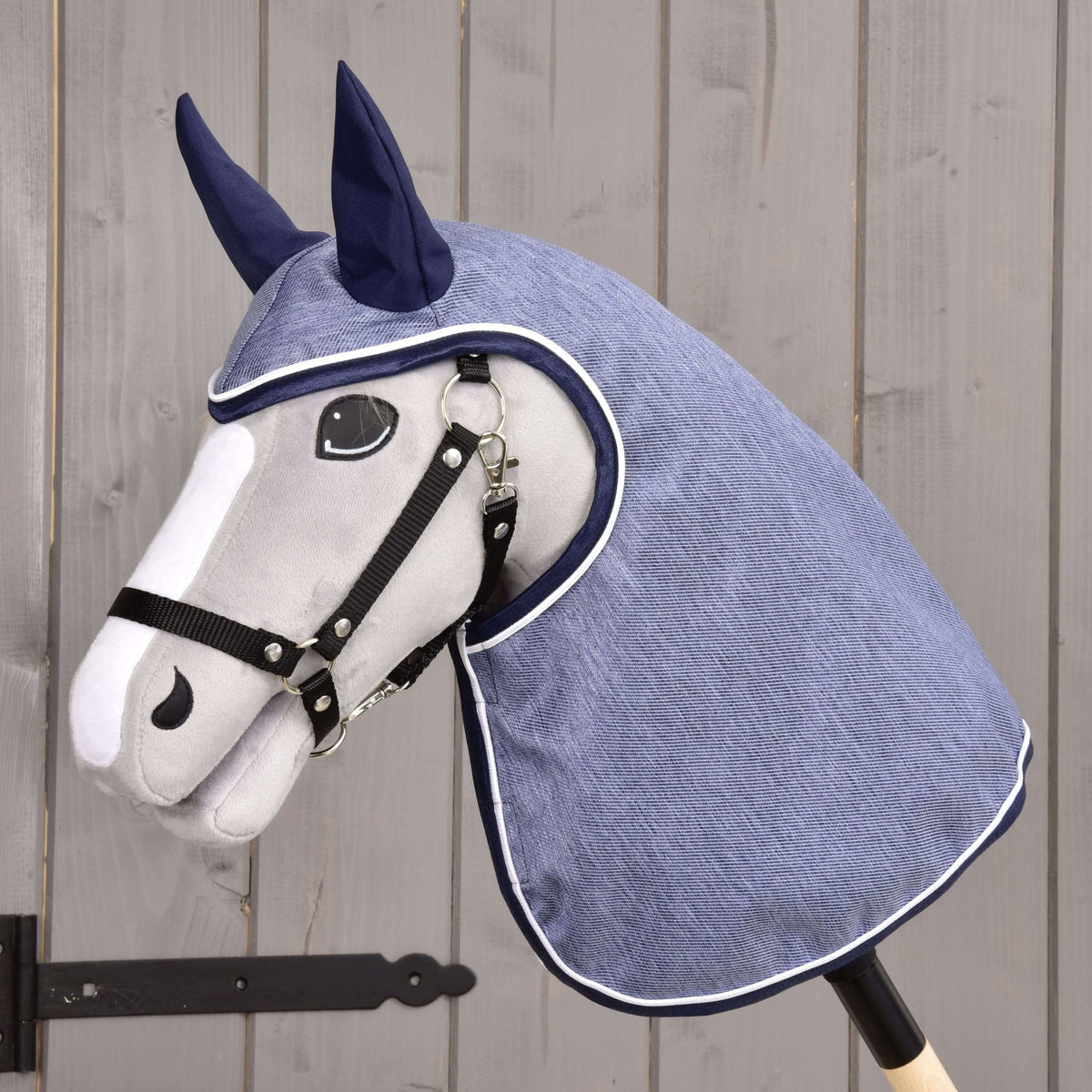 Világosszürke Hobby Horse ló fekete kötőfékben, a Jeans esőtakaróban: farmerkék anyag sötétkék fülekkel és fehér paszpóllal
