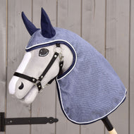 Világosszürke Hobby Horse ló fekete kötőfékben, a Jeans esőtakaróban: farmerkék anyag sötétkék fülekkel és fehér paszpóllal