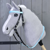 LarDen komplett kantár orrszíj nélkül, Light Blue egy szürke Hobby Horse lovon: fekete szíjak világoskék homlokszíjjal és kantárszárral