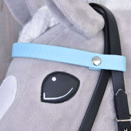 A világoskék méhsejtmintás homlokszíj közelről ezüst szegeccsel és fekete pofaszíjjal egy szürke Hobby Horse lovon