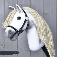 LarDen Hobby Horse Little Lady fekete kötőfékkel: fehér plüssfej szürkén árnyalt orral és hosszú krémszínű fonalsörénnyel