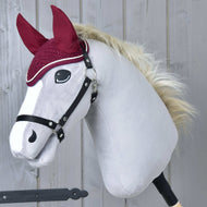 Szőke sörényű, szürke Hobby Horse ló fekete kötőfékben, a csillogó horgolt Lux Maroon fülvédővel