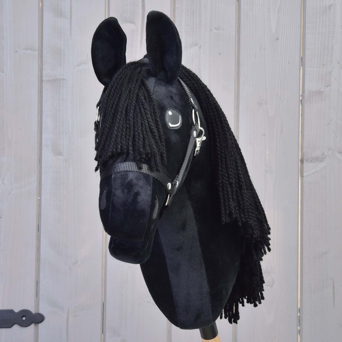 Hobby Horse Mahal fekete kötőfékkel elölről, fekete fonalüstök a felálló fekete plüssfülek között