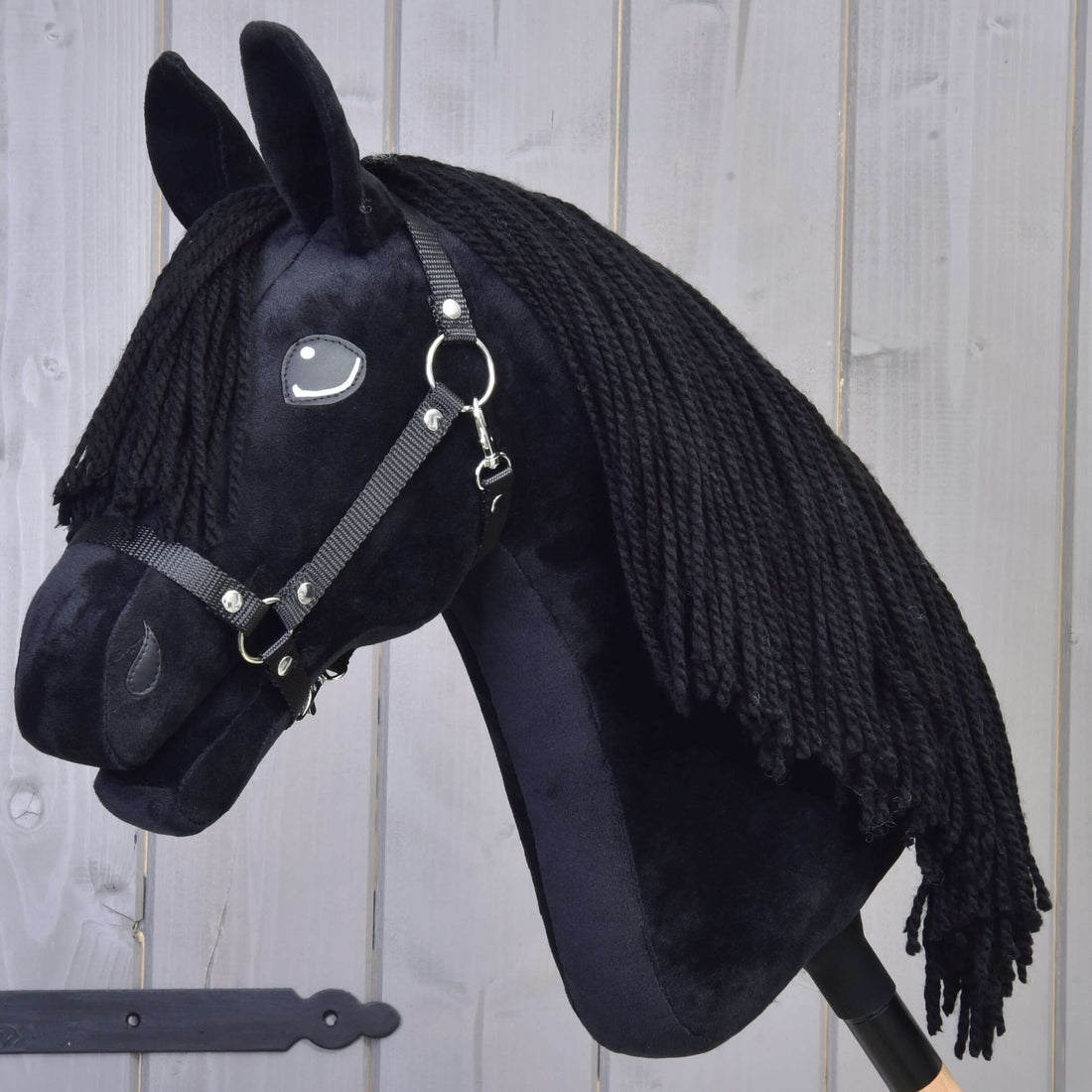 Hobby Horse Mahal, fekete kötőfékkel