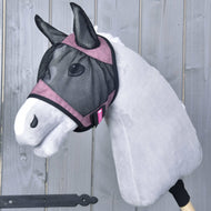 LarDen Hobby Horse De Luxe Pink légymaszk egy szürke fejen: fekete háló fáradt rózsaszín pántokkal és hálós fültakarókkal