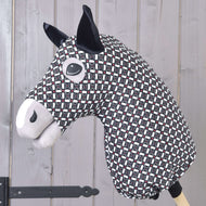 LarDen Hobby Horse DeLuxe védőruha (Lycra) fekete-fehér geometrikus mintával és fekete szaténfülekkel