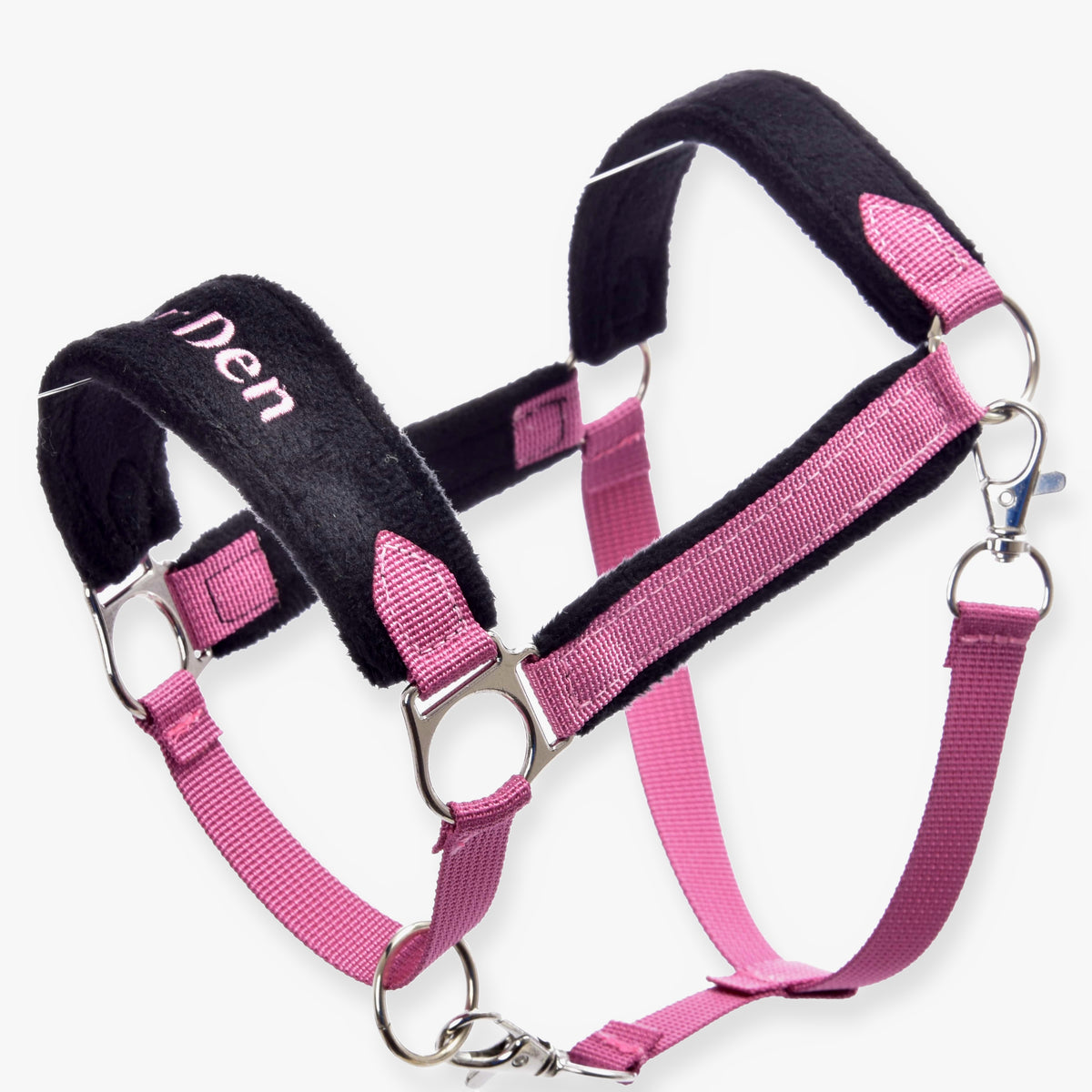 Hobby Horse LarDen Pink szőrmés kötőfék: rózsaszín heveder fekete szőrmebéléssel, hímzett felirattal, ezüstszínű karikákkal és karabinerrel