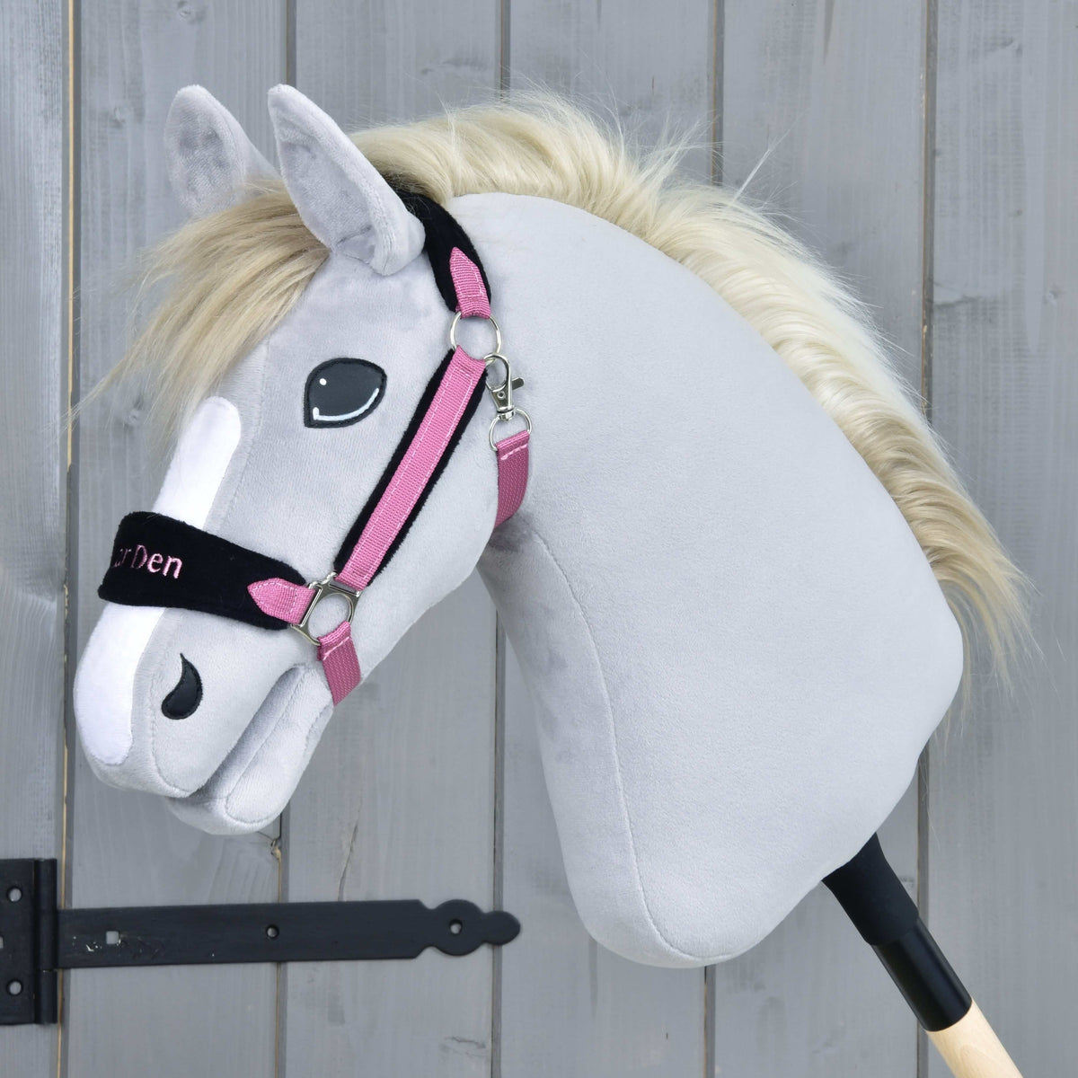 Krémszínű sörényű, világosszürke Hobby Horse ló a LarDen Pink szőrmés kötőfékkel: fekete szőrmés orrszíj és rózsaszín pántok