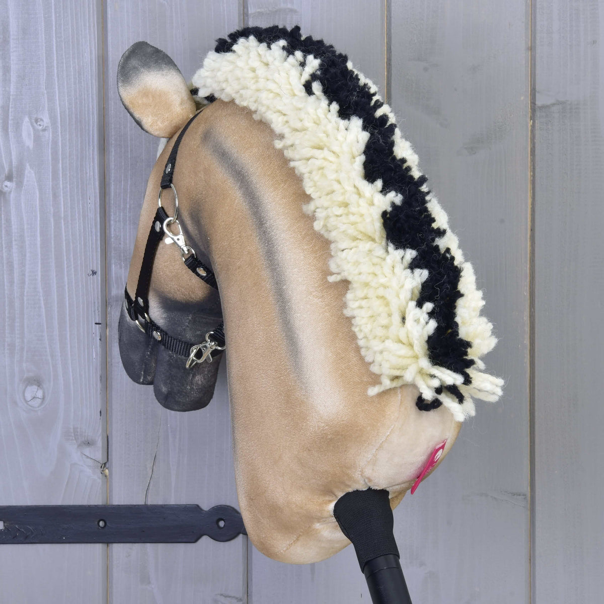 Hobby Horse Ozzy ló hátulról: látszik a krémszínű sörény a fekete középcsíkkal és a sötét hátcsík