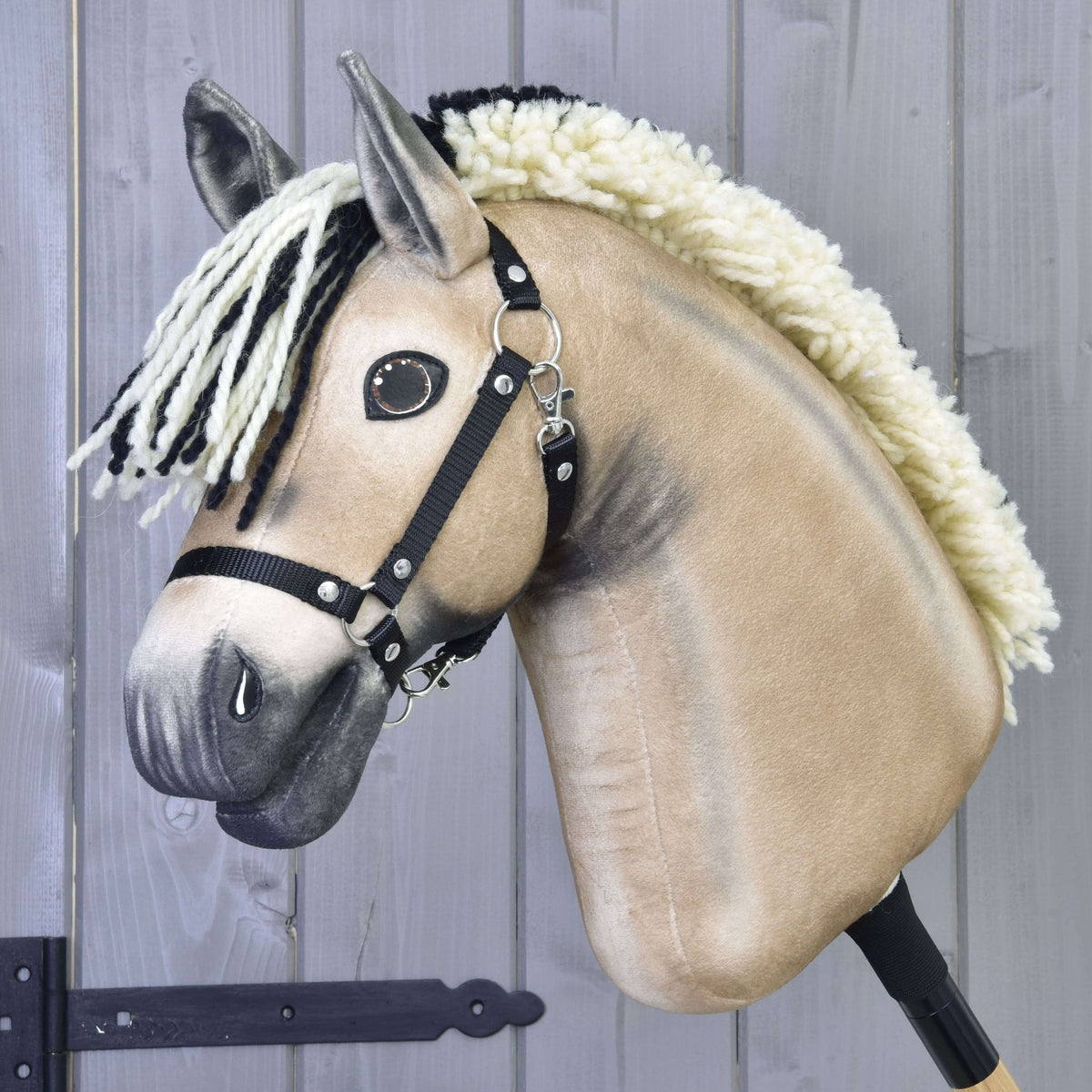 LarDen Hobby Horse Ozzy, fekete kötőfékkel: fakó plüss lófej rövid, fekete szélű krémszínű sörénnyel és sötét orral