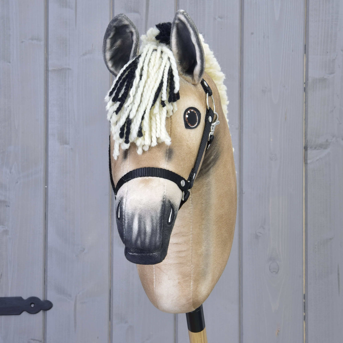 Hobby Horse Ozzy ló elölnézetből, krémszínű-fekete fonalüstökkel, sötétszürke orral és fekete kötőfékkel