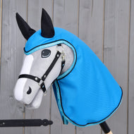 Világosszürke Hobby Horse ló fekete kötőfékkel, a Sky Blue esőtakaróban, amelynek kapucnija fekete fülű és csillogó kék szegélyű